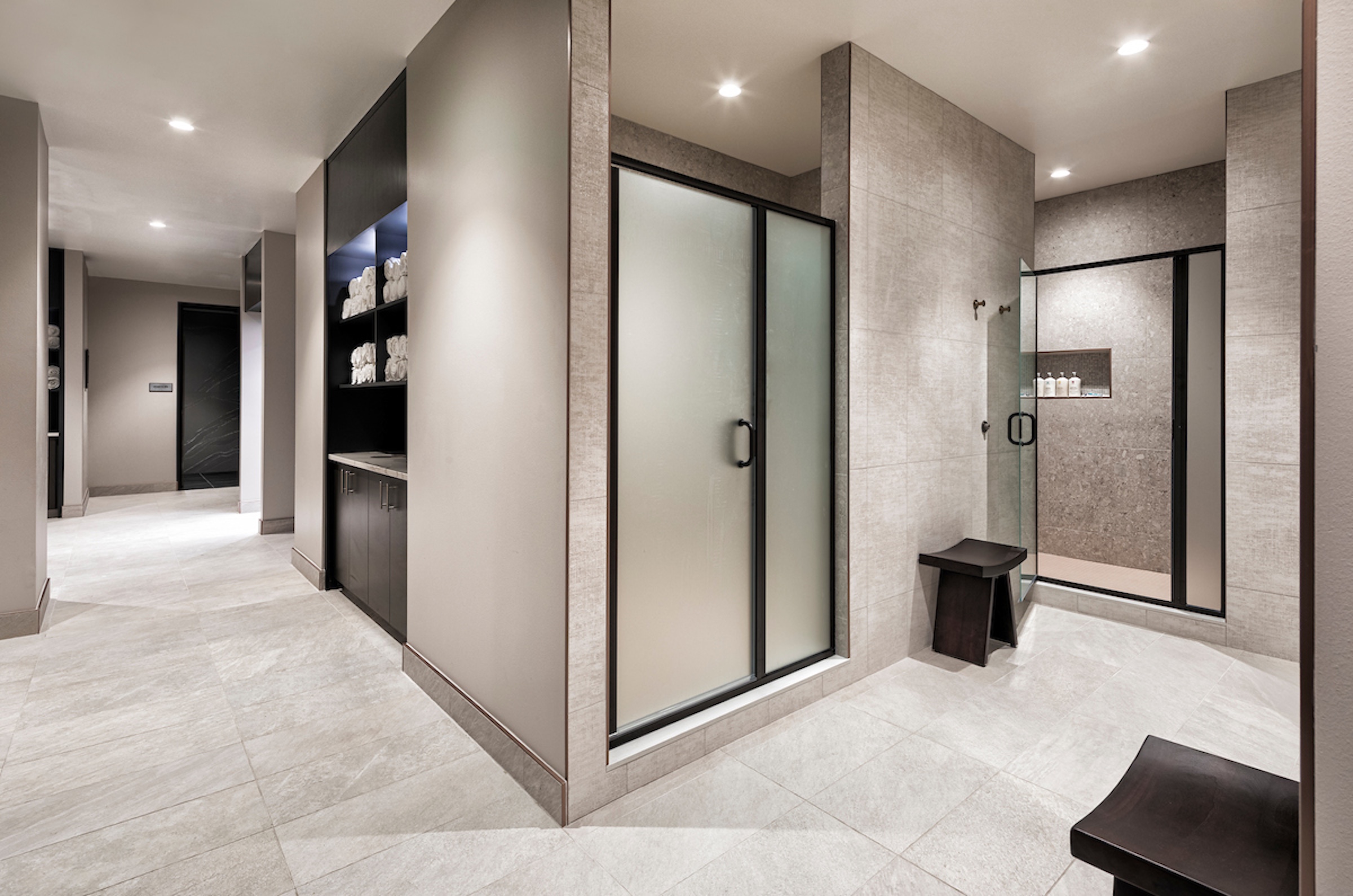 A large changing room of Anda Spa at Hotel Ivy