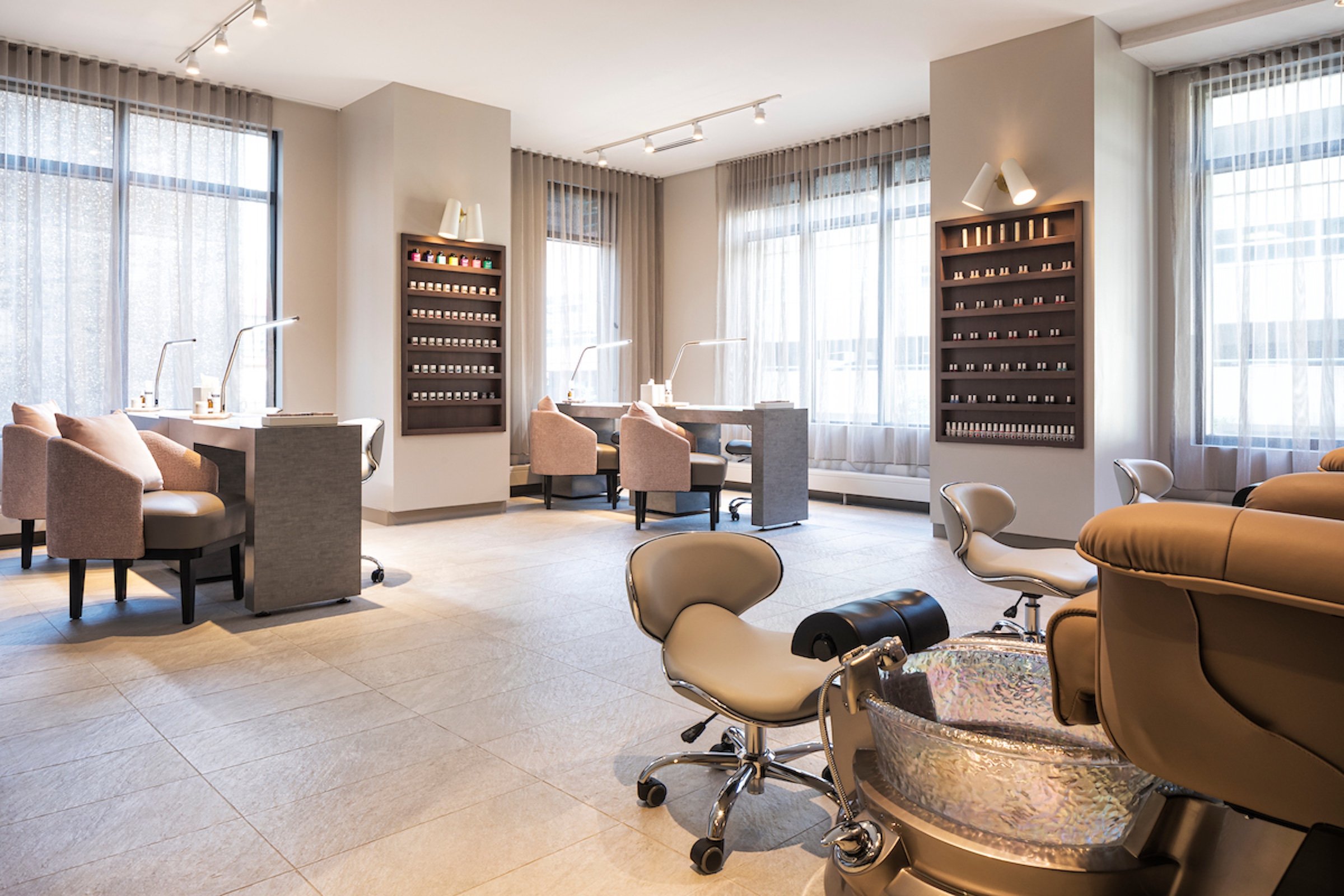 A large area with light pink and warm toned colours for manicure and pedicure at Anda Spa, Hotel Ivy